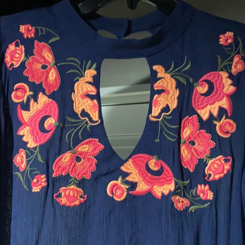 Embroidered Keyhole Top - Picture 2 of 3
